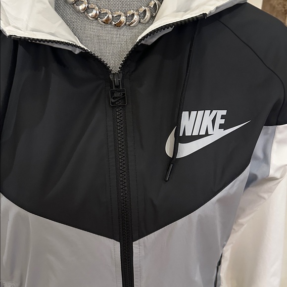 Nwot. Nike windbreaker jacket - Picture 4 of 7